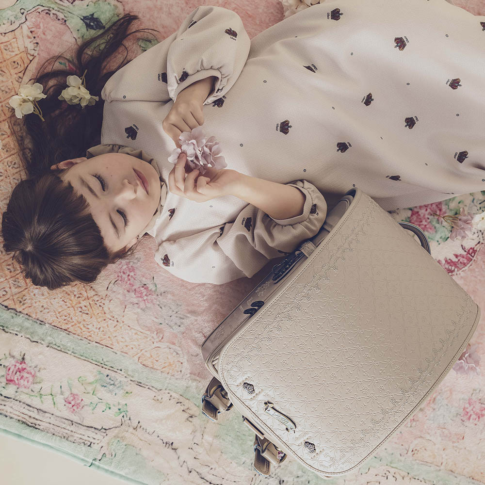 ランドセル ビブリア リネンベージュ リリコ 古書がモチーフの物語感あふれる女の子ランドセル