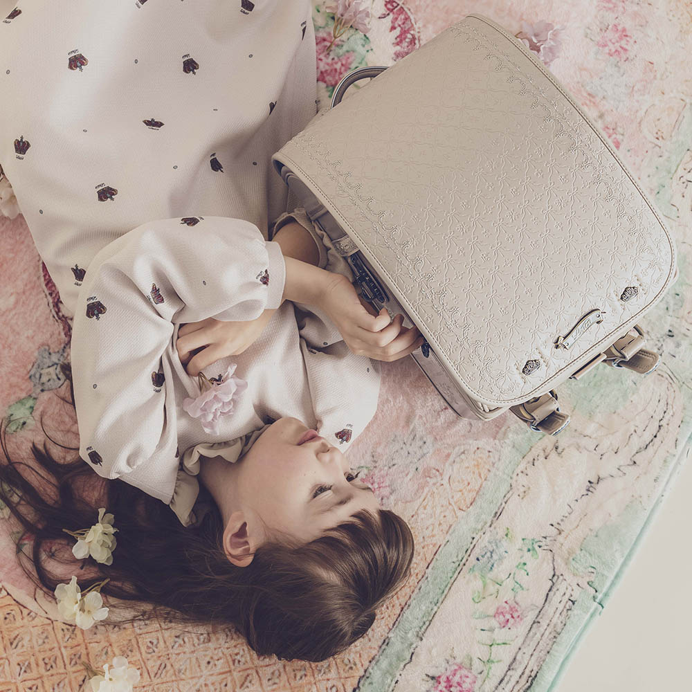 ランドセル ビブリア リネンベージュ リリコ 古書がモチーフの物語感あふれる女の子ランドセル