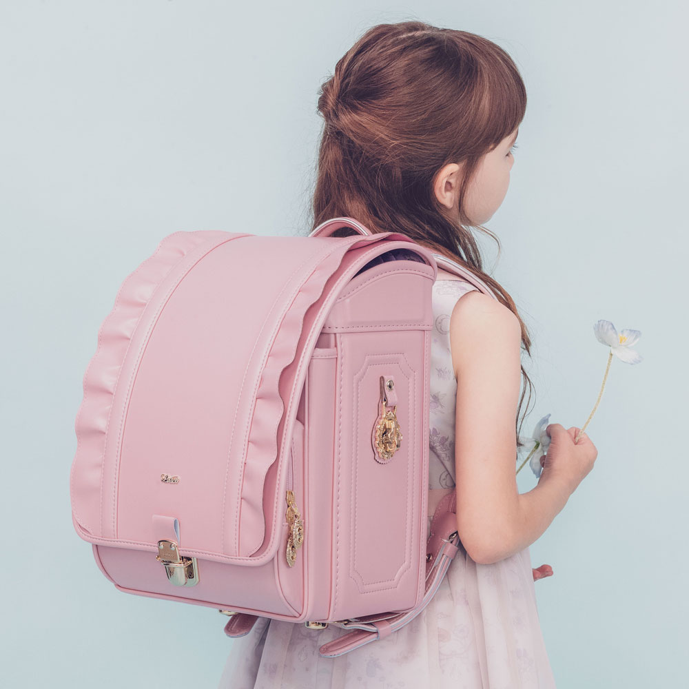 ランドセル フェアリーフリル フレンチローズ 半かぶせタイプ リリコ やわらかな曲線を描くフリルを贅沢にあしらい、上品さと愛らしさを兼ね備えた女の子ランドセル