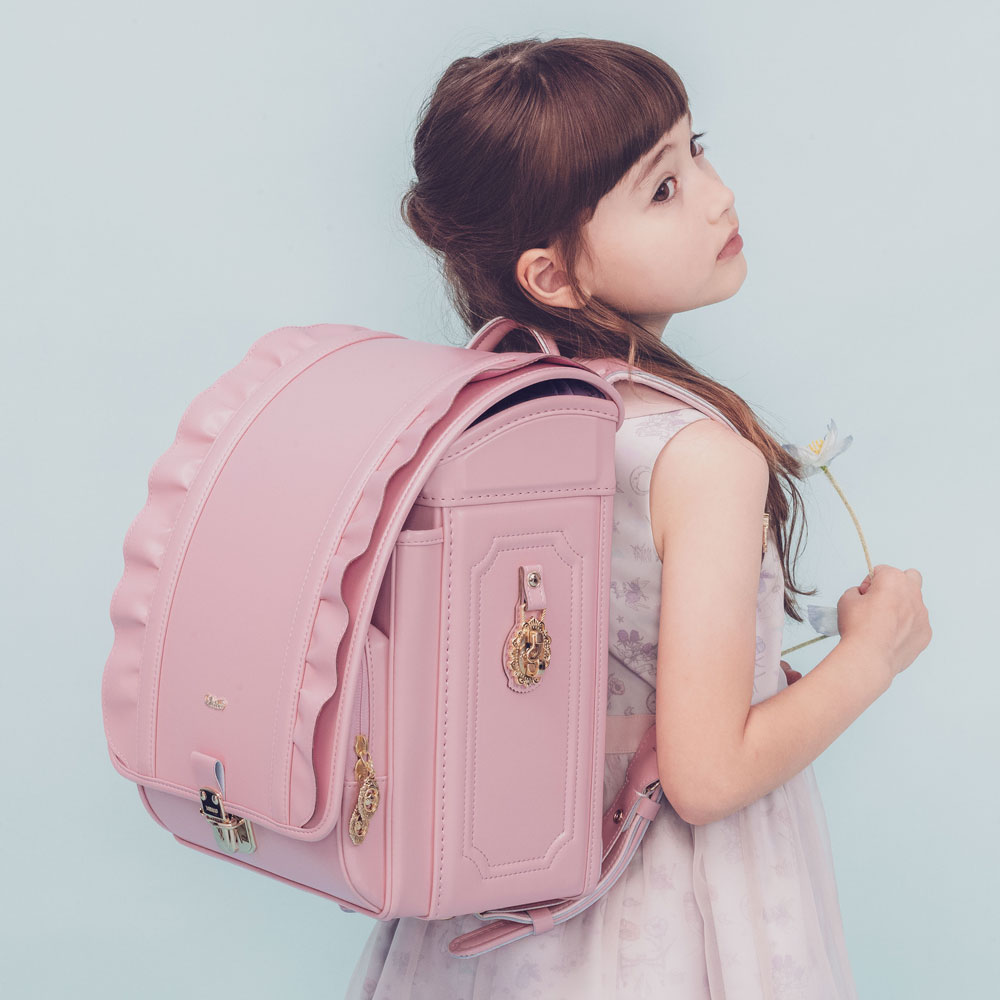 ランドセル フェアリーフリル フレンチローズ 半かぶせタイプ リリコ やわらかな曲線を描くフリルを贅沢にあしらい、上品さと愛らしさを兼ね備えた女の子ランドセル