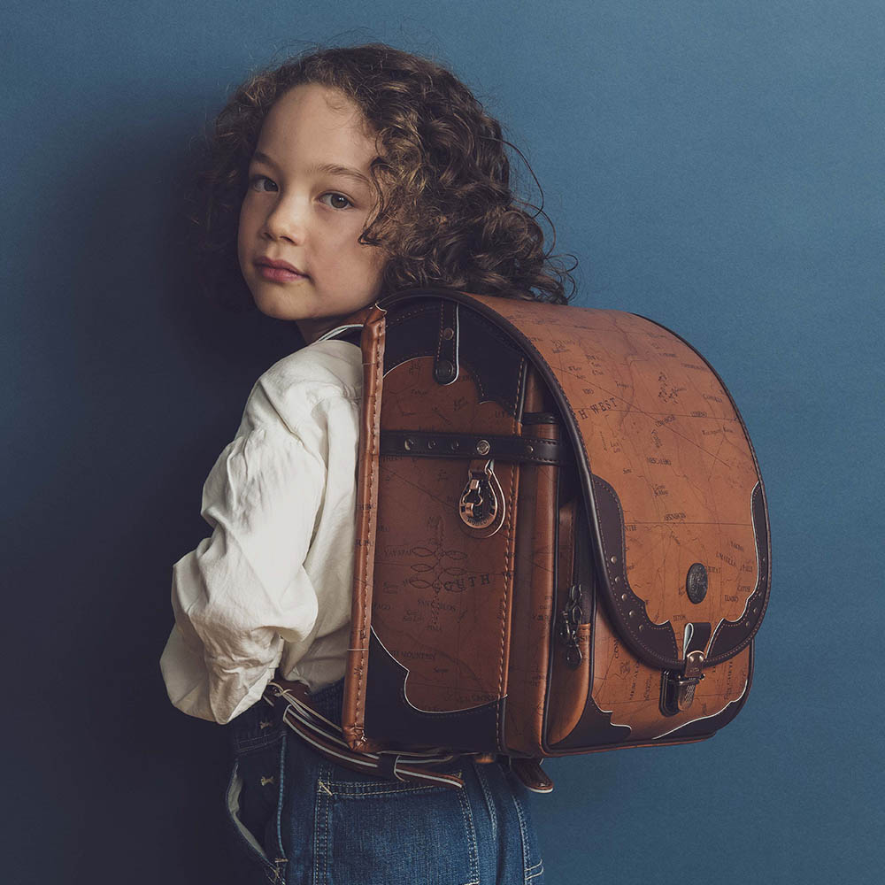 ランドセル ヒストリア アラバマブラウン 半かぶせタイプ リリコ 地図柄 求めたのは上質なワイルド感、オールドマップウエスタンデザインの男の子ランドセル