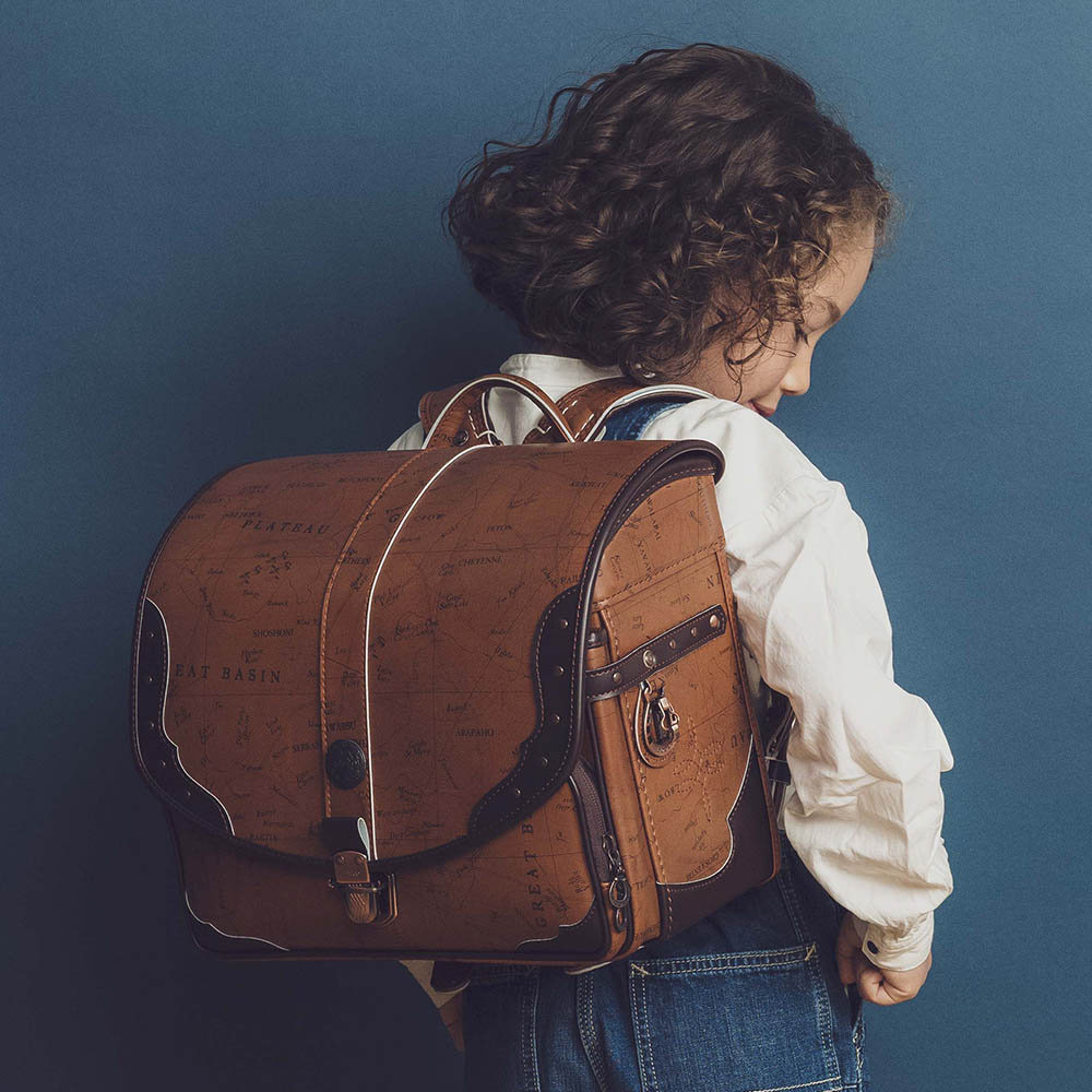 ランドセル ヒストリア カンザスブラウン 横型タイプ 半かぶせタイプ リリコ 地図柄 求めたのは上質なワイルド感、オールドマップウエスタンデザインの男の子ランドセル