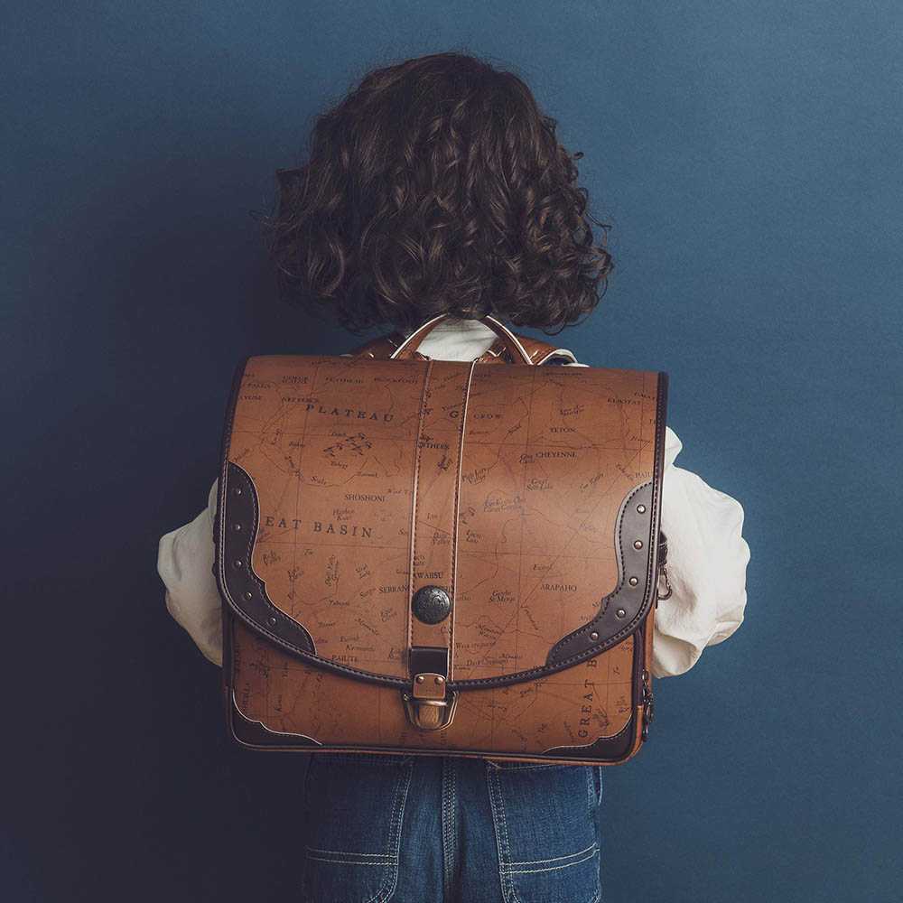 ランドセル ヒストリア カンザスブラウン 横型タイプ 半かぶせタイプ リリコ 地図柄 求めたのは上質なワイルド感、オールドマップウエスタンデザインの男の子ランドセル