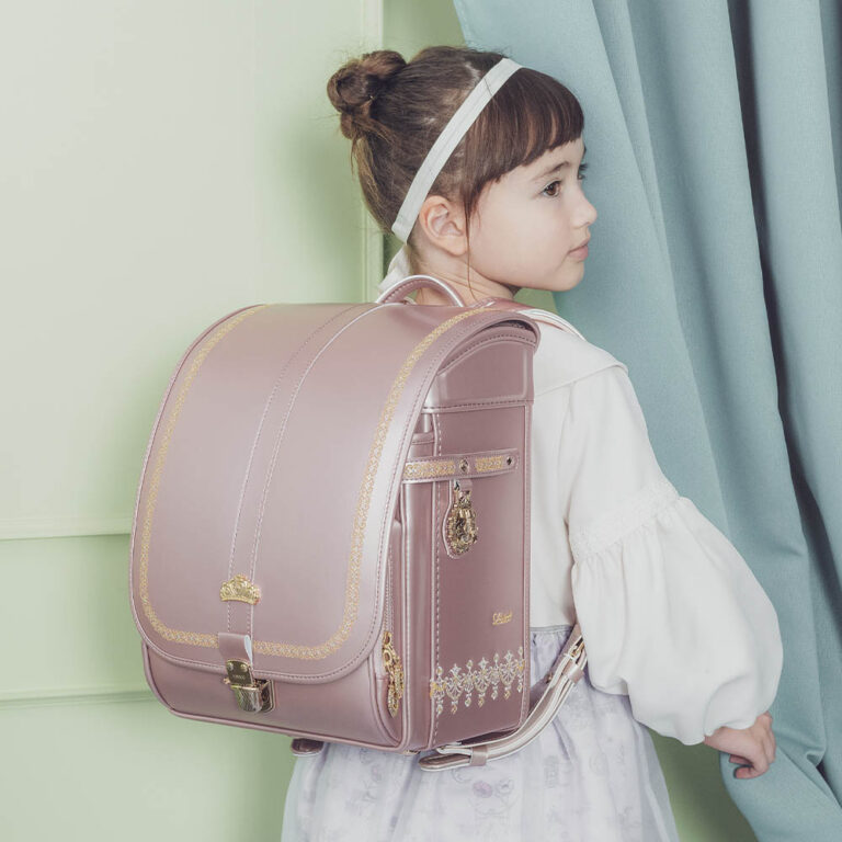 グリッターローズのジュエルを背負った子ども
