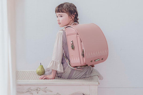 ランドセル プティーニ リリコ ナチュラルなボタニカルデザイン 刺しゅうの一針一針が、やわらかな可愛らしさを紡ぐ女の子ランドセル