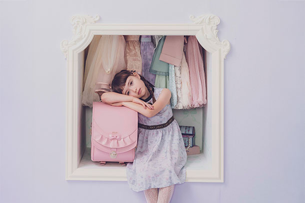 ランドセル リボンフリル 半かぶせタイプ リリコ かぶせに大胆にあしらわれたフリル、センターに置かれた可憐なリボン ぎゅっと抱きしめたくなる女の子ランドセル