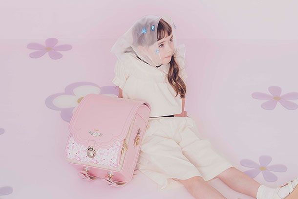 ランドセル ロメリア 半かぶせタイプ リリコ 花びらの形のかぶせ 花々と輝くストーンの調べが奏でる可憐な女の子ランドセル