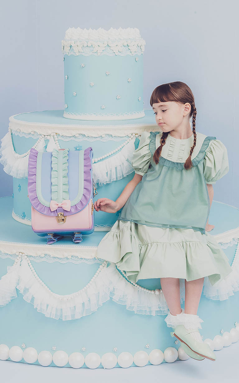 ランドセル メルティーフリル 半かぶせタイプ リリコ 立体的な重なるフリルと繊細なリボンディテールが、気品のある可愛らしさを添える女の子ランドセル