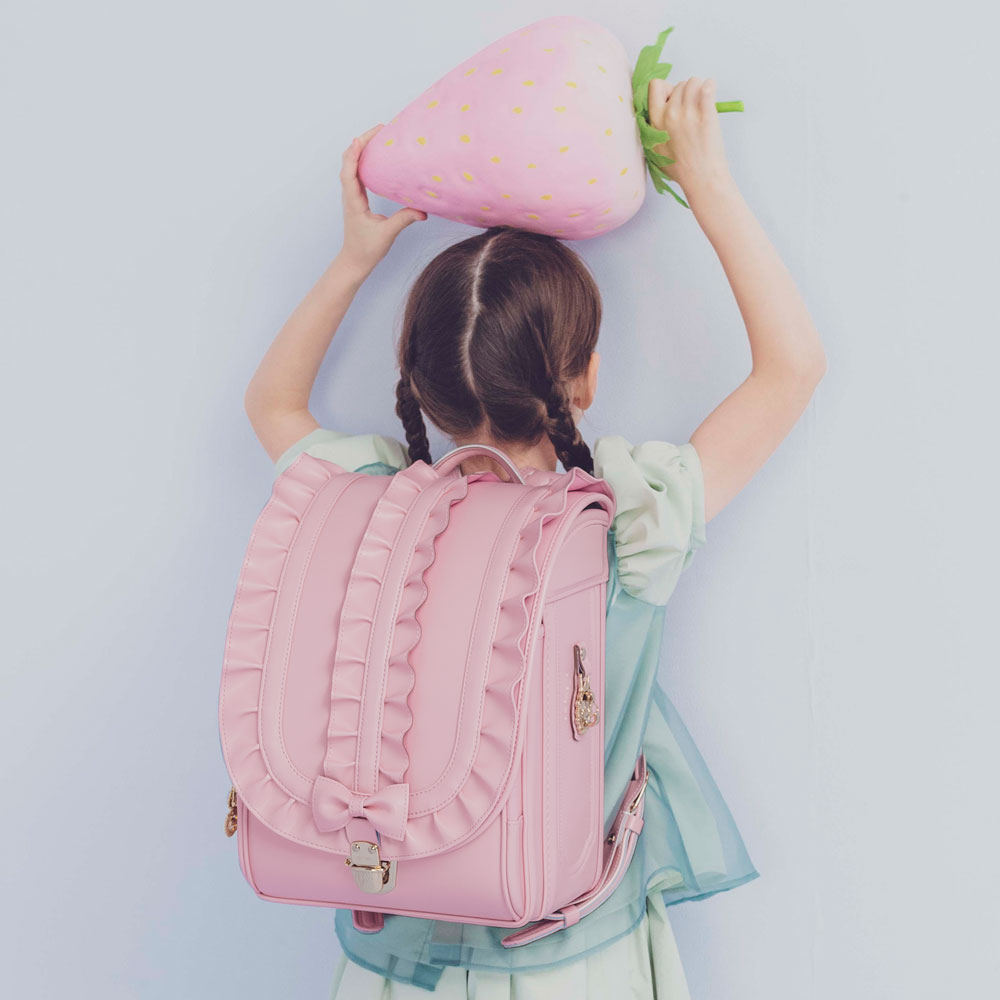 ランドセル メルティーフリル ミルキーピンク 半かぶせタイプ リリコ 重なるフリルが、装いにそっと可憐さを添える女の子ランドセル