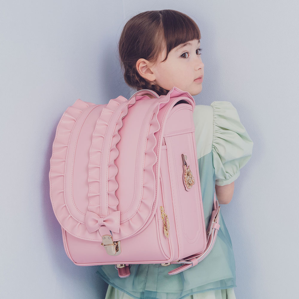 ランドセル メルティーフリル ミルキーピンク 半かぶせタイプ リリコ 重なるフリルが、装いにそっと可憐さを添える女の子ランドセル
