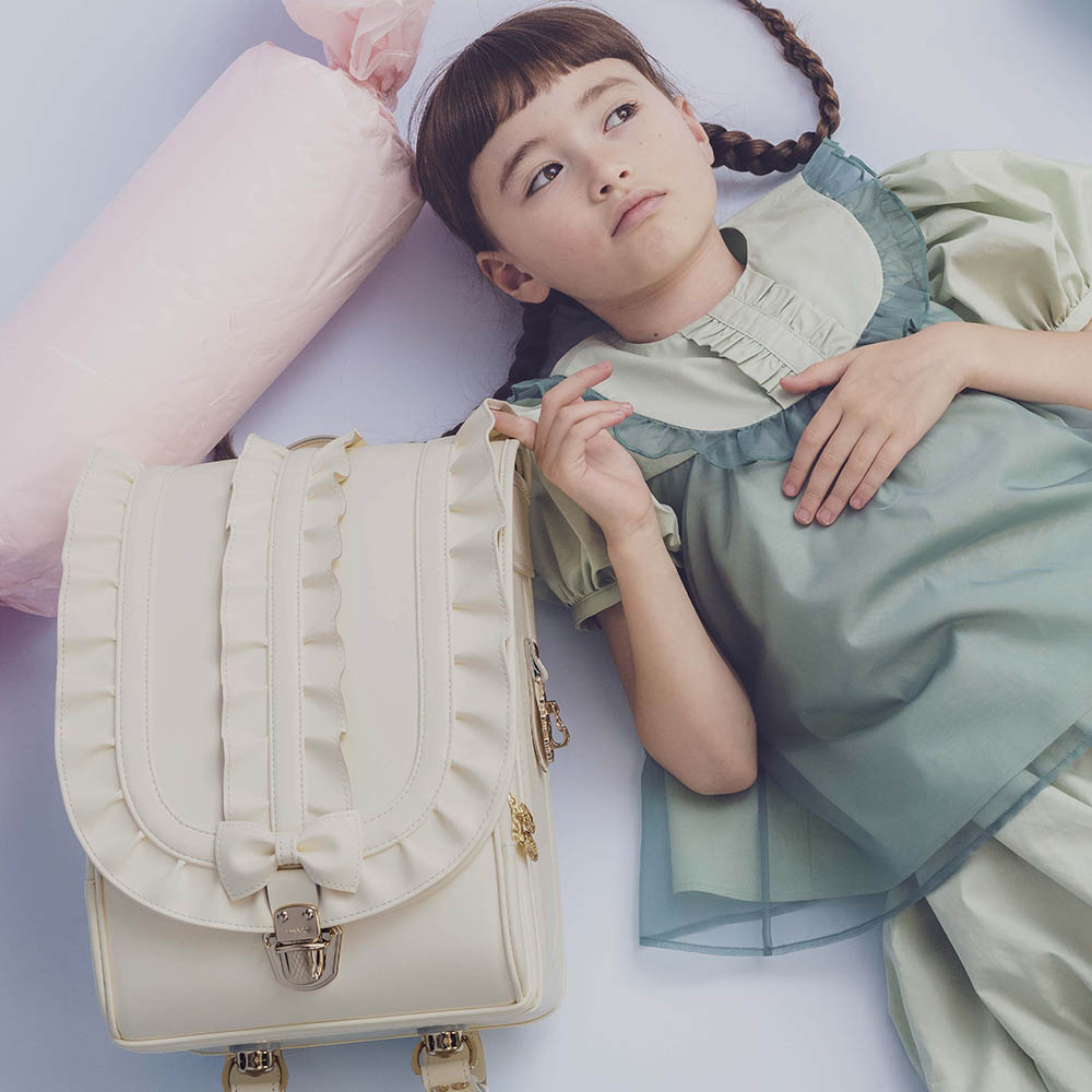 ランドセル メルティーフリル エスノードロップ 半かぶせタイプ リリコ 重なるフリルが、装いにそっと可憐さを添える女の子ランドセル