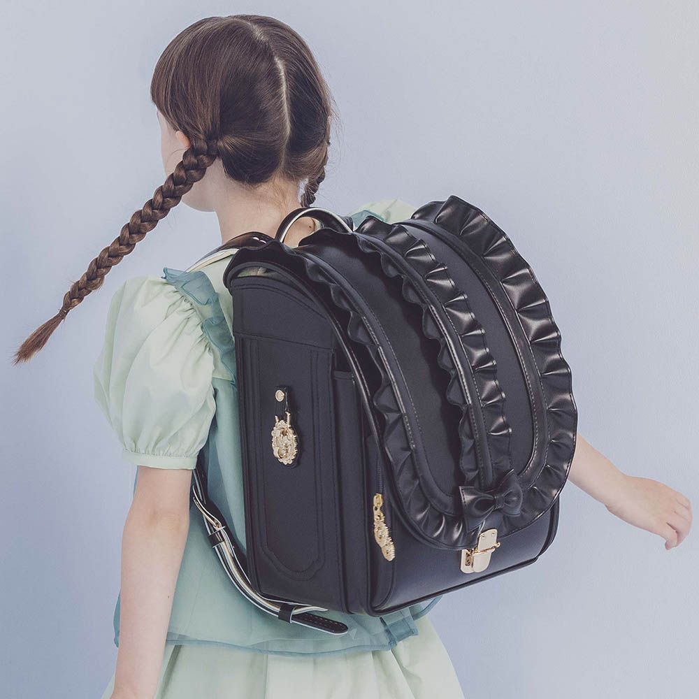 ランドセル メルティーフリル エボニーブラック 半かぶせタイプ リリコ 重なるフリルが、装いにそっと可憐さを添える女の子ランドセル