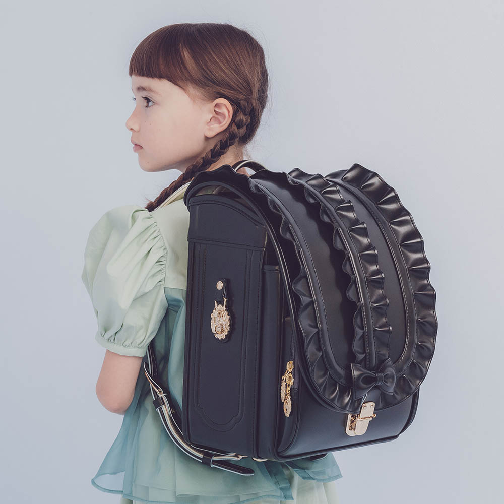 ランドセル メルティーフリル エボニーブラック 半かぶせタイプ リリコ 重なるフリルが、装いにそっと可憐さを添える女の子ランドセル