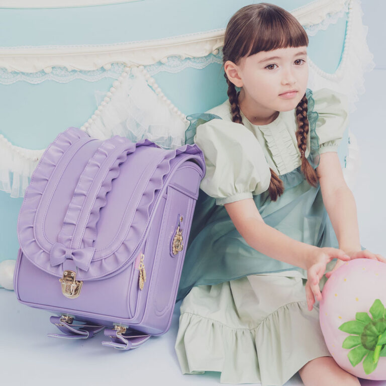 ラベンダーミストのメルティーフリルを背負った子ども