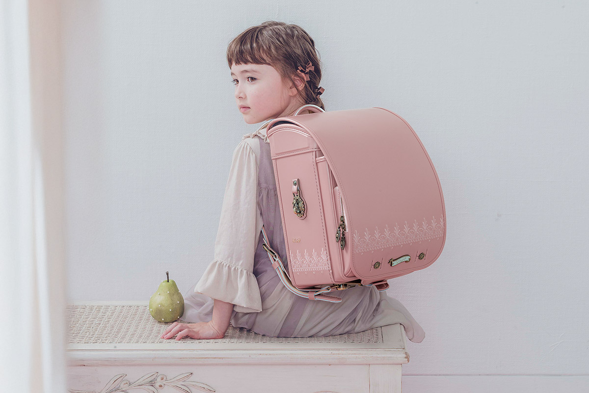 ランドセル プティーニ リリコ ナチュラルなボタニカルデザイン 刺しゅうの一針一針が、やわらかな可愛らしさを紡ぐ女の子ランドセル