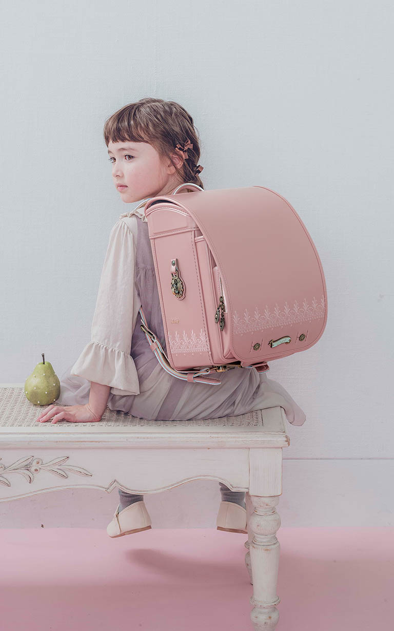 ランドセル プティーニ リリコ ナチュラルなボタニカルデザイン 刺しゅうの一針一針が、やわらかな可愛らしさを紡ぐ女の子ランドセル