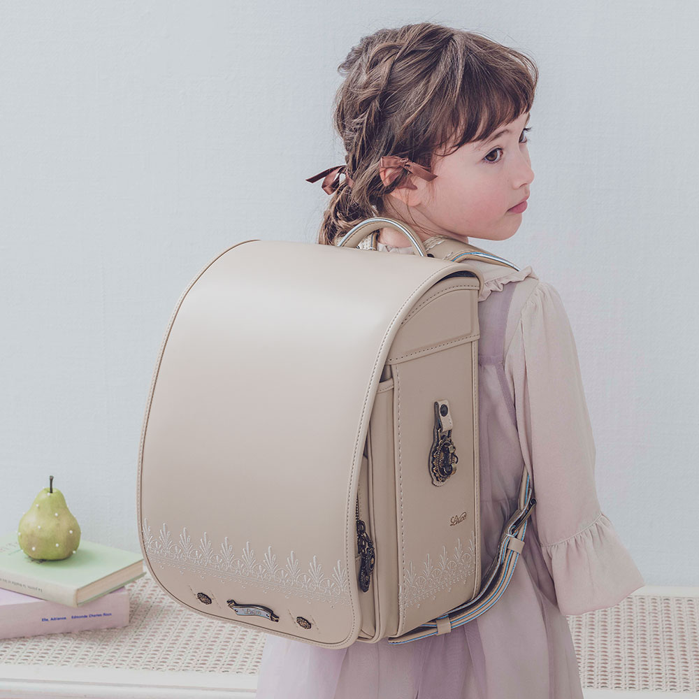 ランドセル プティーニ バニラスモーク リリコ 刺しゅうの一針一針が、やわらかな可愛らしさを紡ぐ女の子ランドセル