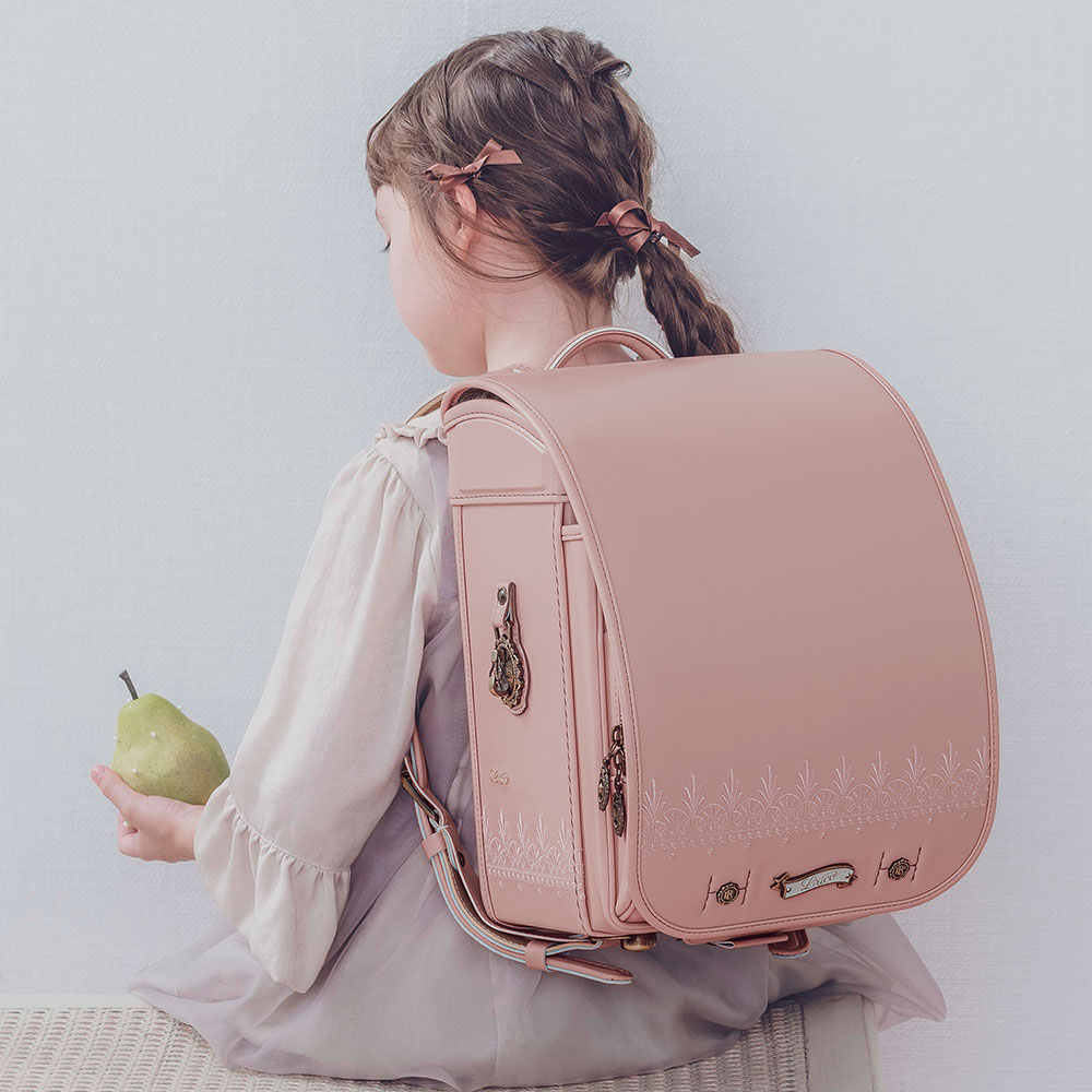 ランドセル プティーニ オールドローズ リリコ 刺しゅうの一針一針が、やわらかな可愛らしさを紡ぐ女の子ランドセル