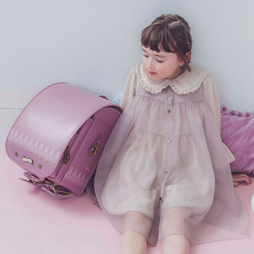 ランドセル プティーニ モーブプラム リリコ 刺しゅうの一針一針が、やわらかな可愛らしさを紡ぐ女の子ランドセル