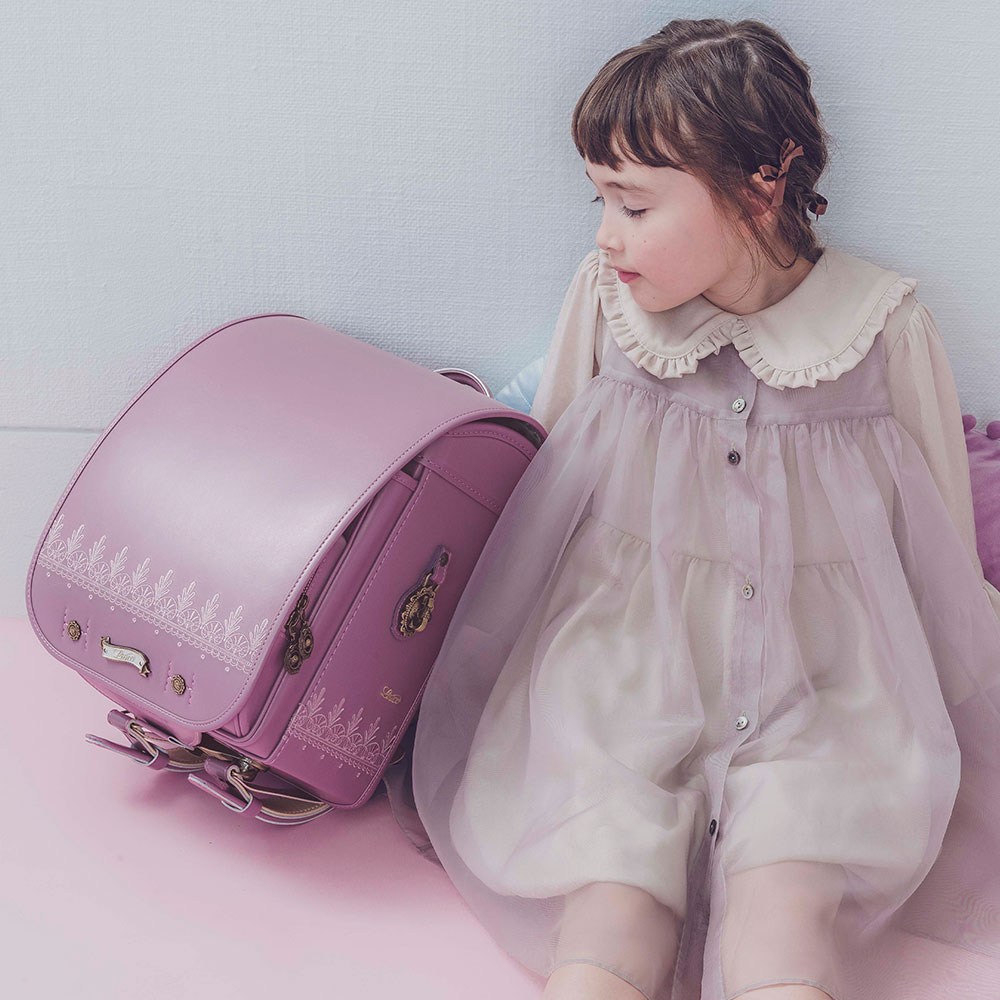 ランドセル プティーニ モーブプラム リリコ 刺しゅうの一針一針が、やわらかな可愛らしさを紡ぐ女の子ランドセル