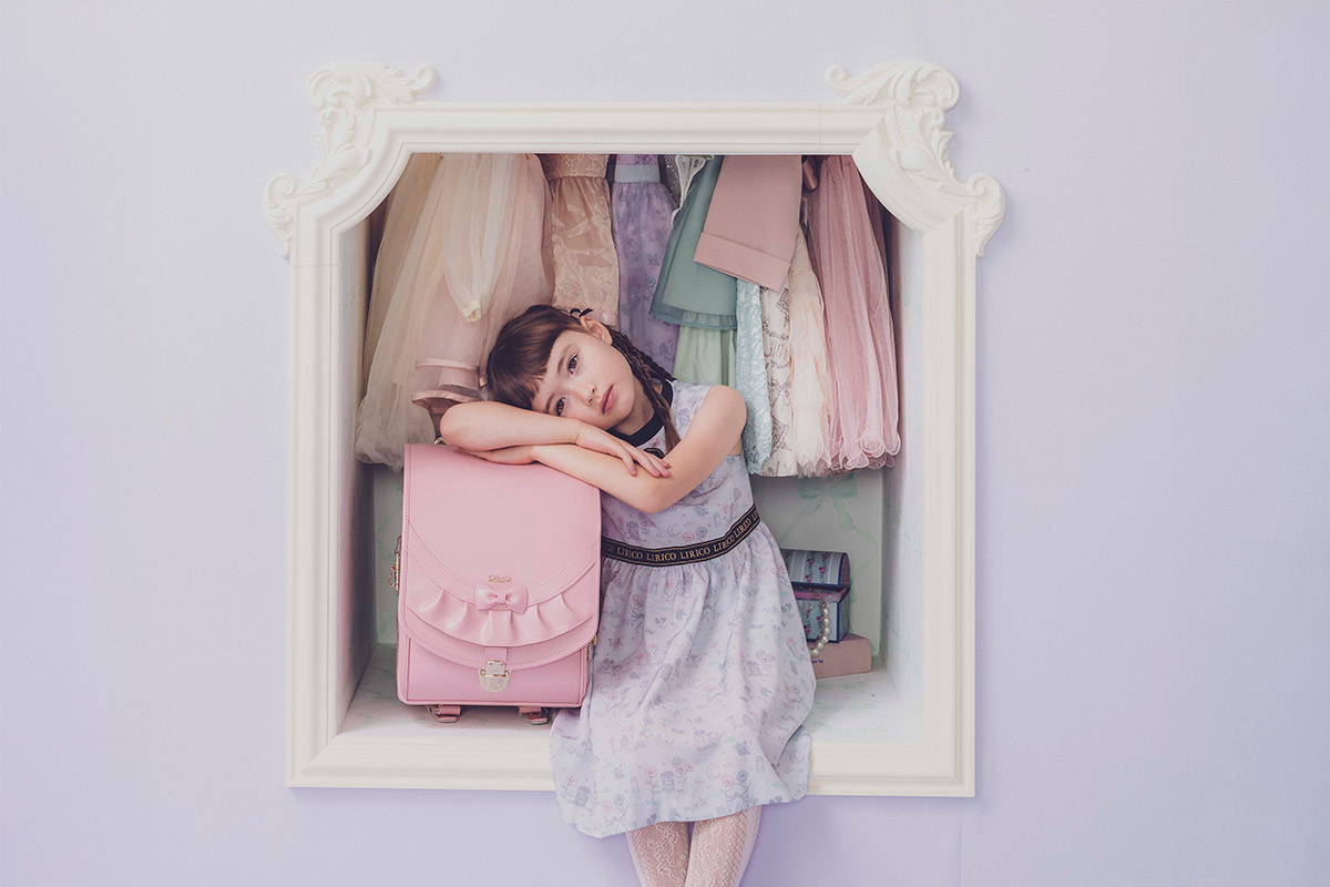 ランドセル リボンフリル 半かぶせタイプ リリコ かぶせに大胆にあしらわれたフリル、センターに置かれた可憐なリボン ぎゅっと抱きしめたくなる女の子ランドセル