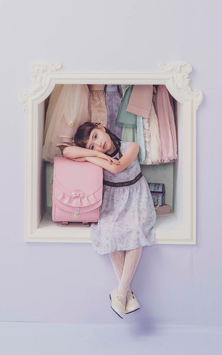 ランドセル リボンフリル 半かぶせタイプ リリコ かぶせに大胆にあしらわれたフリル、センターに置かれた可憐なリボン ぎゅっと抱きしめたくなる女の子ランドセル