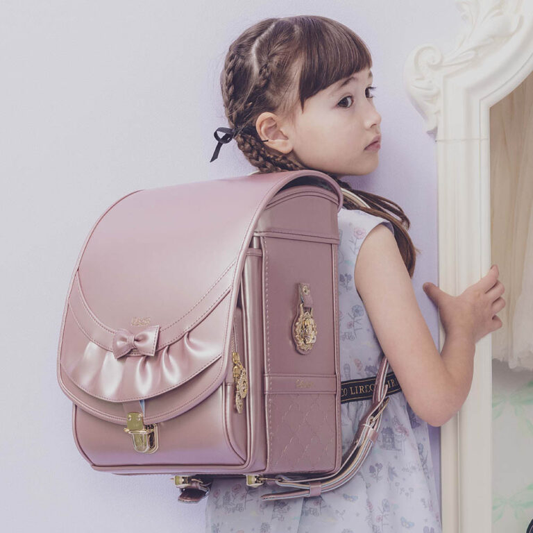 シャインピーチのリボンフリルを背負った子ども