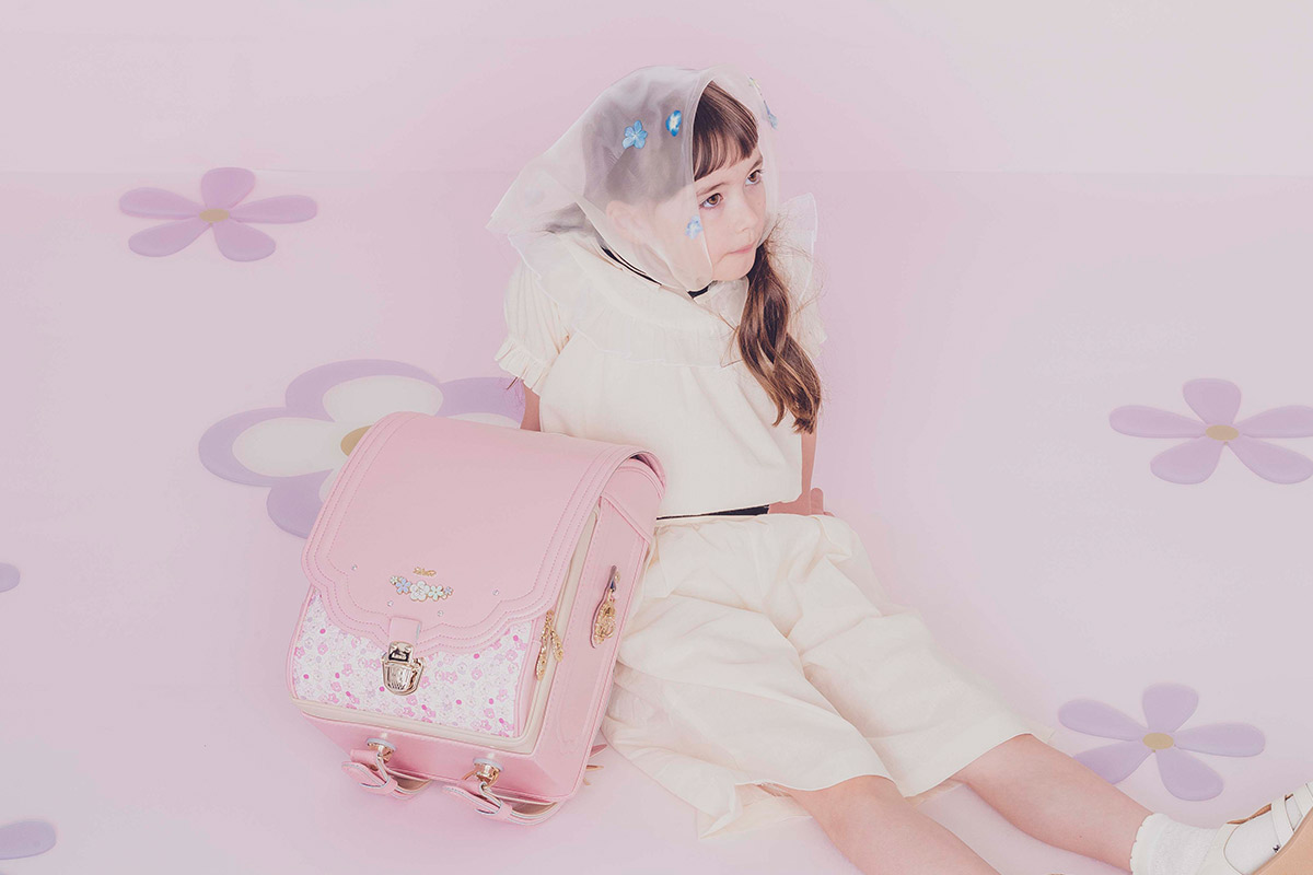 ランドセル ロメリア 半かぶせタイプ リリコ 花びらの形のかぶせ 花々と輝くストーンの調べが奏でる可憐な女の子ランドセル