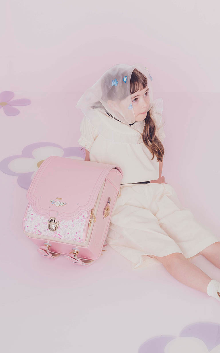 ランドセル ロメリア 半かぶせタイプ リリコ 花びらの形のかぶせ 花々と輝くストーンの調べが奏でる可憐な女の子ランドセル