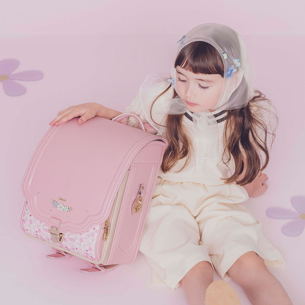 ランドセル ロメリア ピンクタンドル 半かぶせタイプ リリコ 花びらの形のかぶせ 花々と輝くストーンの調べが奏でる可憐な女の子ランドセル