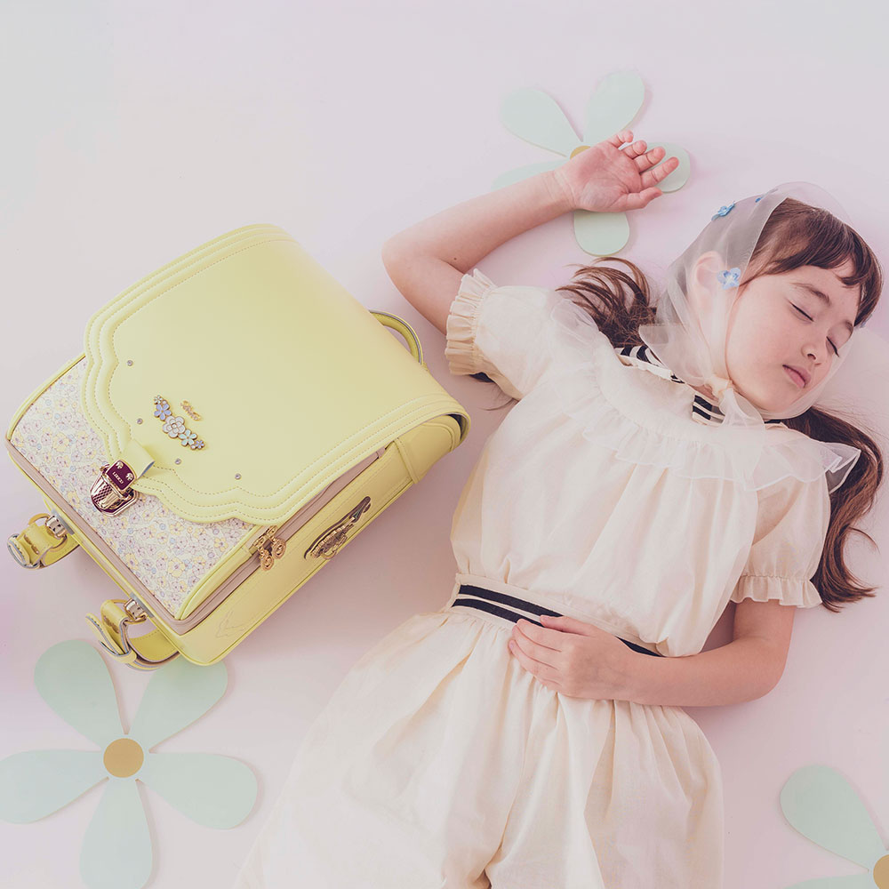 ランドセル ロメリア フローラルイエロー 半かぶせタイプ リリコ 花びらの形のかぶせ 花々と輝くストーンの調べが奏でる可憐な女の子ランドセル