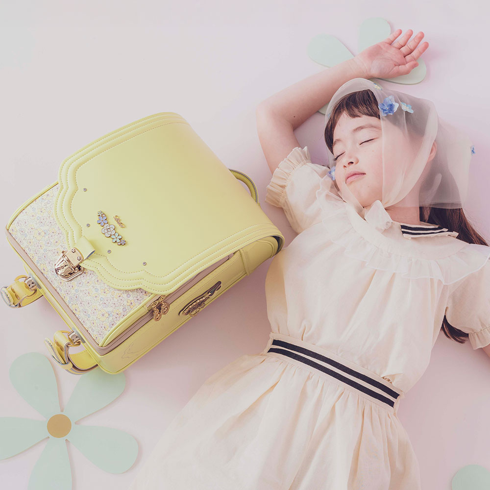 ランドセル ロメリア フローラルイエロー 半かぶせタイプ リリコ 花びらの形のかぶせ 花々と輝くストーンの調べが奏でる可憐な女の子ランドセル