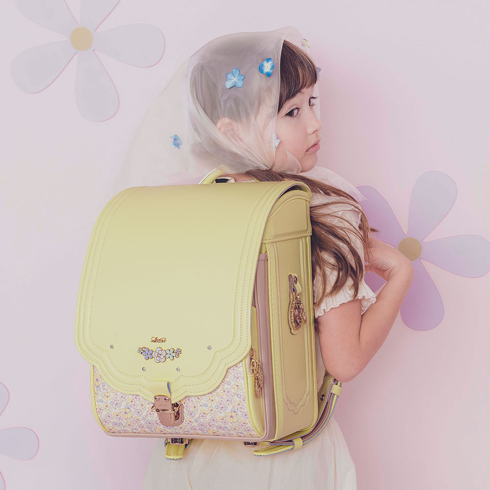 ランドセル ロメリア フローラルイエロー 半かぶせタイプ リリコ 花びらの形のかぶせ 花々と輝くストーンの調べが奏でる可憐な女の子ランドセル